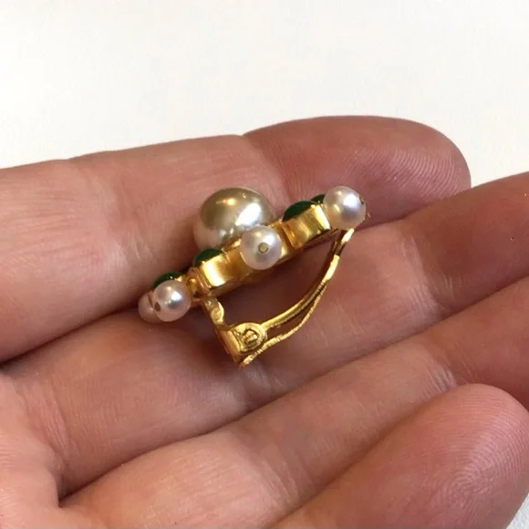 VTG METROPOLITAN MUSEUM MMA Gold Tone Faux Pearl Green Red Enamel Earrings - Picture 5 of 6